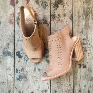 VINCE CAMUTO LEATHER OPEN TOE BOOTS SZ 7 w